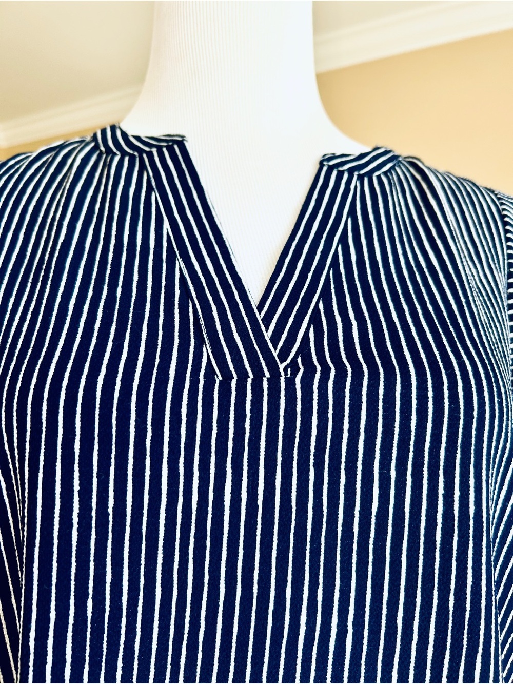 Adrianna Papell Navy White Striped Flutter Sleeve Split V-Neck Blouse Small - Picture 3 of 8
